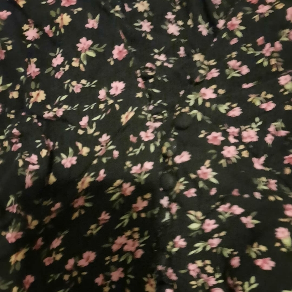 Super cute floral top! - Picture 2 of 2
